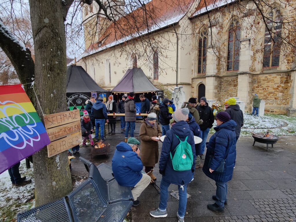Dettinger Weihnachtsmarkt und Ausgabe des Friedenslichtes Alle Jahre wieder… … findet der Dettinger Weihnachtsmarkt auf dem Rathausplatz statt. Dieses Jahr beginnt der Weihnachtsmarkt bereits am Samstag, den 16.12., ab 17:00 Uhr. An unserem klassischen Schwarzzeltstand gibt es unser typisches Pfadigetränk „Tschai“. Zudem bieten wir nur am Samstag mit „Hot Hugo“ und „Hot Lillet“ zwei weitere Getränke-Specials an. Zum Essen gibt es
